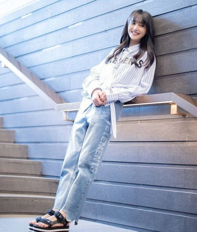 Ngắm gu thời trang trẻ trung như gái đôi mươi của Trịnh Sảng - Hình 9 Ngam gu thoi trang tre trung nhu gai doi muoi cua Trinh Sang-Hinh-9