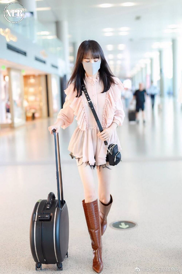 Ngắm gu thời trang trẻ trung như gái đôi mươi của Trịnh Sảng - Hình 11 Ngam gu thoi trang tre trung nhu gai doi muoi cua Trinh Sang-Hinh-11