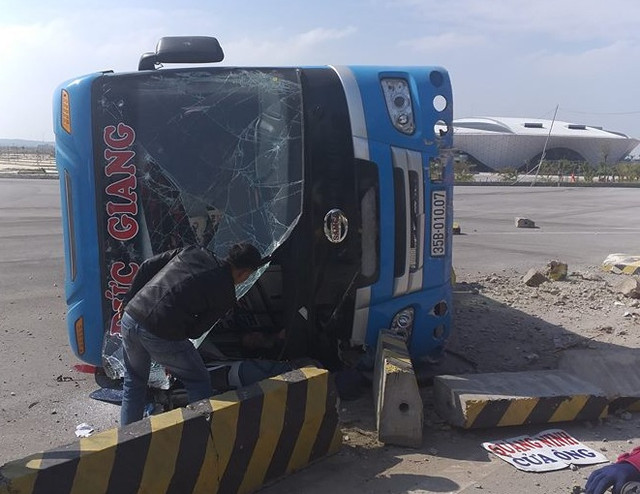 Quảng Ninh: Lật xe khách Đức Giang khiến 6 người thương vong Quang Ninh: Lat xe khach Duc Giang khien 6 nguoi thuong vong