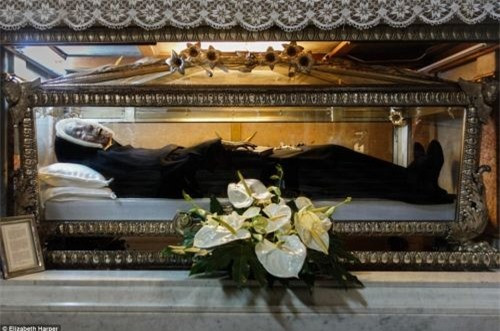 Vi sao nhung xac chet hang tram nam khong phan huy?-Hinh-2