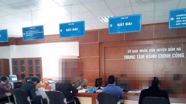 Pho giam doc trung tam hanh chinh cong bi tam giu sau don to hiep dam