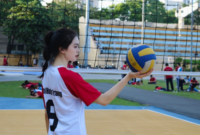 Cận cảnh nét đẹp dịu dàng của hoa khôi bóng chuyền sinh viên Việt Nam - Hình 2 Can canh net dep diu dang cua hoa khoi bong chuyen sinh vien Viet Nam-Hinh-2