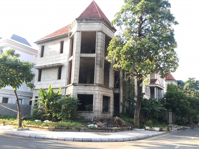 Khu đô thị Thiên đường Bảo Sơn: Cận cảnh những căn biệt thự triệu đô xuống cấp - Hình 8 Khu do thi Thien duong Bao Son: Can canh nhung can biet thu trieu do xuong cap-Hinh-8
