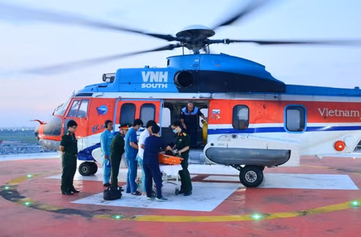 Truc thang dua quan nhan tu dao Song Tu Tay ve Benh vien Quan y 175 cap cuu