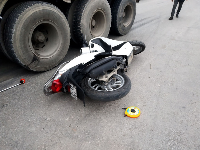 Camera tiết lộ nguyên nhân vụ container cán đôi nam nữ đi SH - Hình 2 Camera tiet lo nguyen nhan vu container can doi nam nu di SH-Hinh-2