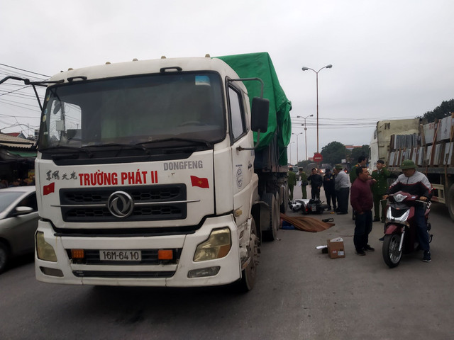 Camera tiết lộ nguyên nhân vụ container cán đôi nam nữ đi SH Camera tiet lo nguyen nhan vu container can doi nam nu di SH