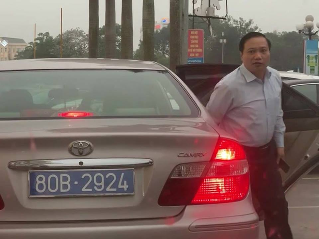 Phó bí thư Ninh Bình đi xe công có 2 biển số: Xin rút kinh nghiệm? - Hình 2 Pho bi thu Ninh Binh di xe cong co 2 bien so: Xin rut kinh nghiem?-Hinh-2