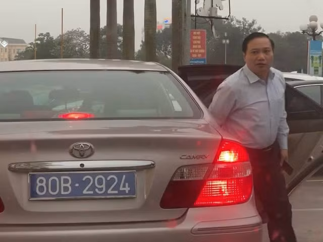 Pho bi thu Ninh Binh di xe cong co 2 bien so: Xin rut kinh nghiem?-Hinh-2