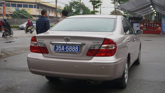Phó bí thư Ninh Bình đi xe công có 2 biển số: Xin rút kinh nghiệm? Pho bi thu Ninh Binh di xe cong co 2 bien so: Xin rut kinh nghiem?