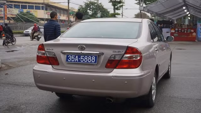 Pho bi thu Ninh Binh di xe cong co 2 bien so: Xin rut kinh nghiem?