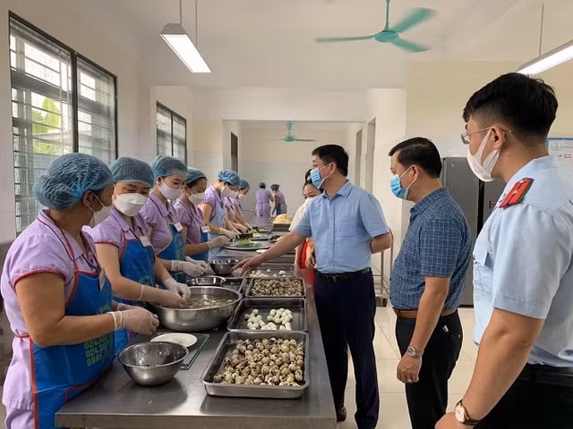 Thanh kiểm tra an toàn thực phẩm bếp ăn tập thể trên cả nước Thanh kiem tra an toan thuc pham bep an tap the tren ca nuoc