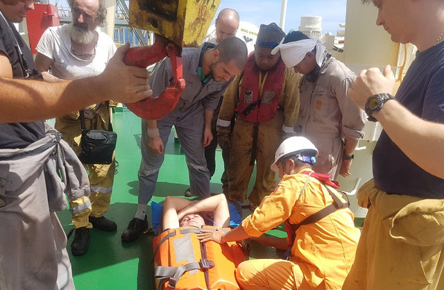 Vượt sóng lớn cứu thủy thủ nước ngoài nguy kịch ở Hoàng Sa - Hình 2 Vuot song lon cuu thuy thu nuoc ngoai nguy kich o Hoang Sa-Hinh-2