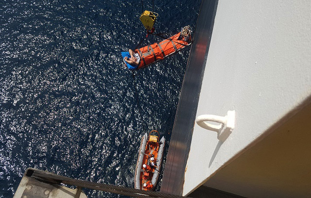 Vượt sóng lớn cứu thủy thủ nước ngoài nguy kịch ở Hoàng Sa Vuot song lon cuu thuy thu nuoc ngoai nguy kich o Hoang Sa