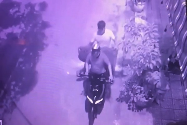 2 thanh niên trộm pho tượng trầm hương trị giá 200 triệu trong 55 giây 2 thanh nien trom pho tuong tram huong tri gia 200 trieu trong 55 giay