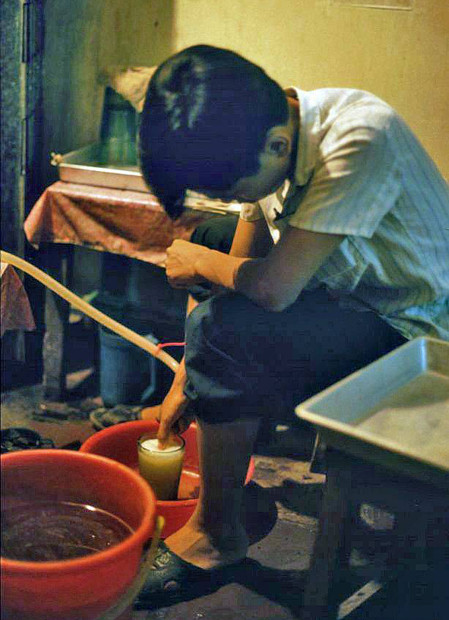 Độc đáo bộ ảnh bia hơi vỉa hè ở Hà Nội những năm 1990 - Hình 6 Doc dao bo anh bia hoi via he o Ha Noi nhung nam 1990-Hinh-6
