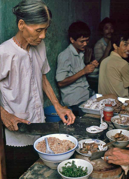 Độc đáo bộ ảnh bia hơi vỉa hè ở Hà Nội những năm 1990 - Hình 8 Doc dao bo anh bia hoi via he o Ha Noi nhung nam 1990-Hinh-8