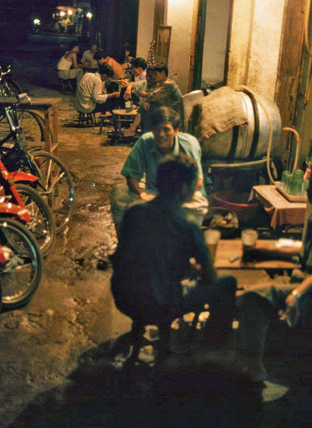Độc đáo bộ ảnh bia hơi vỉa hè ở Hà Nội những năm 1990 - Hình 7 Doc dao bo anh bia hoi via he o Ha Noi nhung nam 1990-Hinh-7