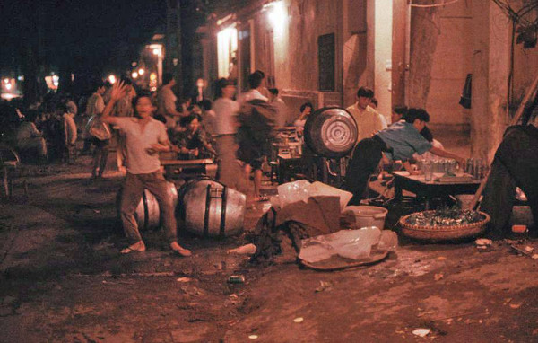 Độc đáo bộ ảnh bia hơi vỉa hè ở Hà Nội những năm 1990 - Hình 9 Doc dao bo anh bia hoi via he o Ha Noi nhung nam 1990-Hinh-9