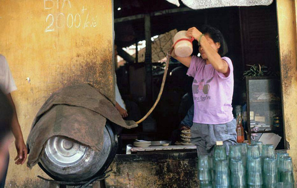 Độc đáo bộ ảnh bia hơi vỉa hè ở Hà Nội những năm 1990 - Hình 5 Doc dao bo anh bia hoi via he o Ha Noi nhung nam 1990-Hinh-5