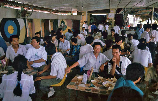 Độc đáo bộ ảnh bia hơi vỉa hè ở Hà Nội những năm 1990 - Hình 2 Doc dao bo anh bia hoi via he o Ha Noi nhung nam 1990-Hinh-2