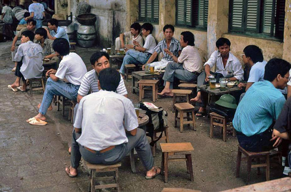 Độc đáo bộ ảnh bia hơi vỉa hè ở Hà Nội những năm 1990 Doc dao bo anh bia hoi via he o Ha Noi nhung nam 1990