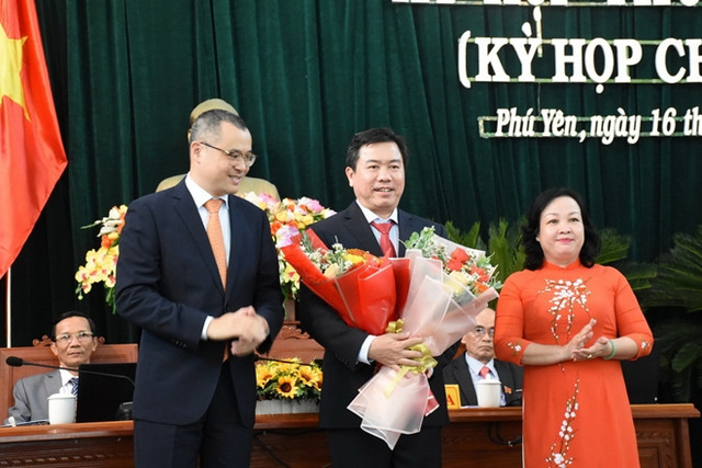 Đường quan lộ của Chủ tịch tỉnh Phú Yên Trần Hữu Thế vừa bị miễn nhiệm - Hình 9 Duong quan lo cua Chu tich tinh Phu Yen Tran Huu The vua bi mien nhiem-Hinh-9