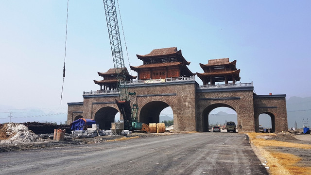 Cảnh ngổn ngang trong ngôi chùa lớn nhất thế giới ở Hà Nam Canh ngon ngang trong ngoi chua lon nhat the gioi o Ha Nam