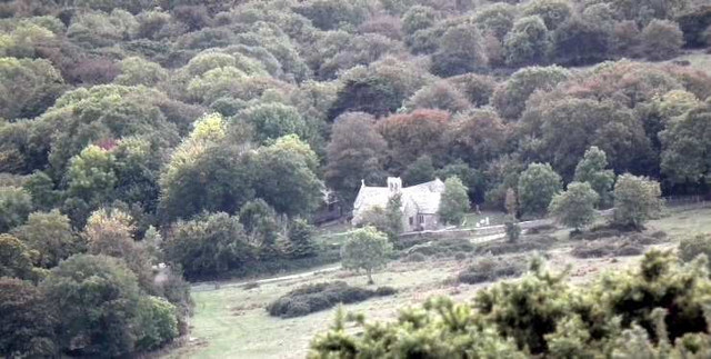 Hé lộ bí mật về “ngôi làng ma” bị bỏ hoang từ giữa Thế chiến 2 - Hình 5 He lo bi mat ve “ngoi lang ma” bi bo hoang tu giua The chien 2-Hinh-5