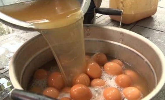 Món ăn kinh dị: Trứng luộc nước tiểu trẻ em - Hình 2 Mon an kinh di: Trung luoc nuoc tieu tre em-Hinh-2