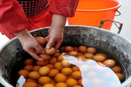 Món ăn kinh dị: Trứng luộc nước tiểu trẻ em Mon an kinh di: Trung luoc nuoc tieu tre em