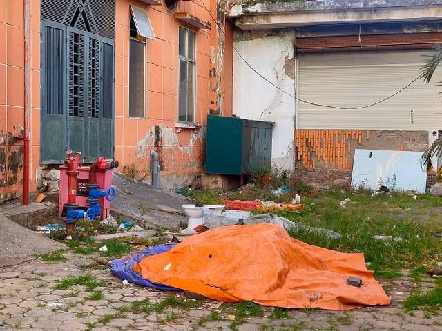 Khu tái định cư Đồng Tàu xập xệ, xuống cấp sau 10 năm đưa vào sử dụng - Hình 13 Khu tai dinh cu Dong Tau xap xe, xuong cap sau 10 nam dua vao su dung-Hinh-13