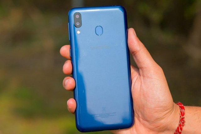 Trên tay Samsung Galaxy M20: Cấu hình cao, giá rẻ, Vsmart gặp khó? - Hình 2 Tren tay Samsung Galaxy M20: Cau hinh cao, gia re, Vsmart gap kho?-Hinh-2