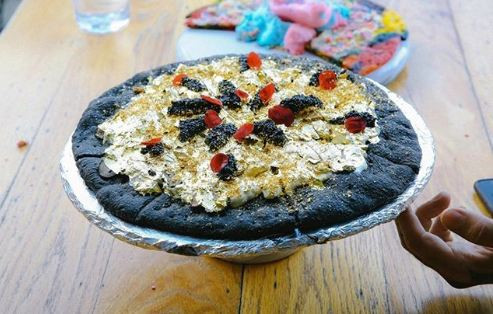 Kinh ngạc những món ăn bọc vàng, rắc bạch kim xa xỉ hết mức - Hình 8 Kinh ngac nhung mon an boc vang, rac bach kim xa xi het muc-Hinh-8