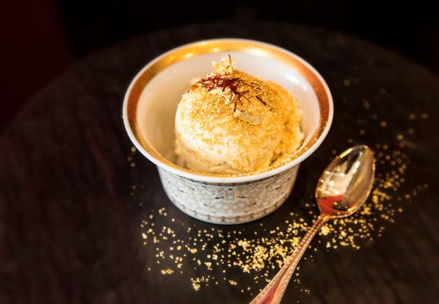 Kinh ngạc những món ăn bọc vàng, rắc bạch kim xa xỉ hết mức - Hình 7 Kinh ngac nhung mon an boc vang, rac bach kim xa xi het muc-Hinh-7