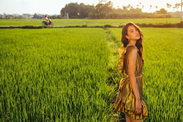 Ngắm hoa hậu Tiểu Vy ăn mặc gợi cảm trong bộ ảnh mới ở quê nhà - Hình 7 Ngam hoa hau Tieu Vy an mac goi cam trong bo anh moi o que nha-Hinh-7