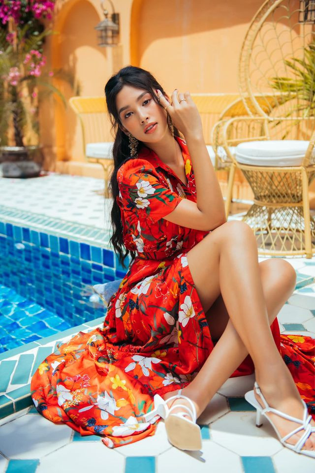 Ngắm hoa hậu Tiểu Vy ăn mặc gợi cảm trong bộ ảnh mới ở quê nhà - Hình 9 Ngam hoa hau Tieu Vy an mac goi cam trong bo anh moi o que nha-Hinh-9