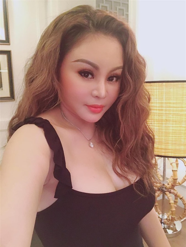 Nghệ sĩ Lê Giang chuộng gu ăn mặc hở bạo - Hình 4 Nghe si Le Giang chuong gu an mac ho bao-Hinh-4