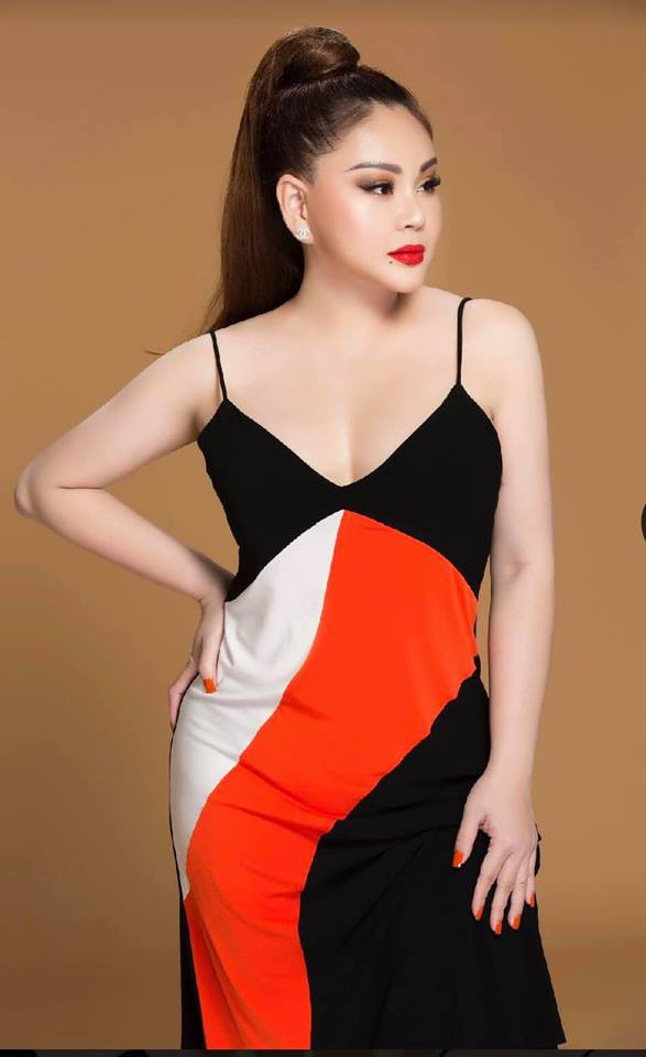 Nghệ sĩ Lê Giang chuộng gu ăn mặc hở bạo - Hình 2 Nghe si Le Giang chuong gu an mac ho bao-Hinh-2