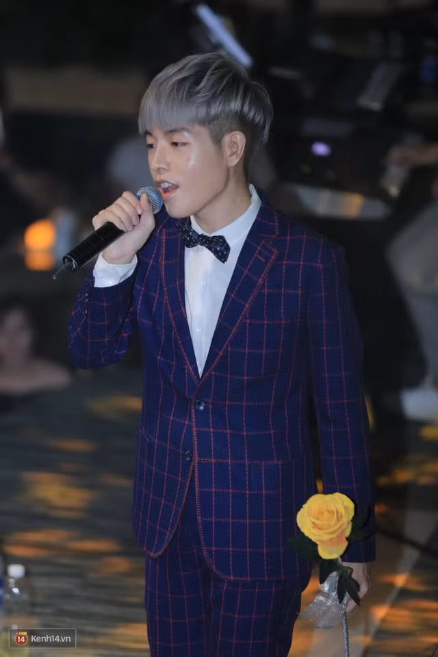 Đức Phúc lại gây ấn tượng với những màu tóc nổi bật - Hình 7 Duc Phuc lai gay an tuong voi nhung mau toc noi bat-Hinh-7