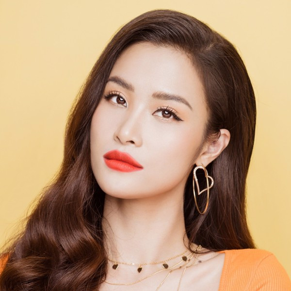 Sao Việt dưỡng môi mềm mịn giữa thời tiết hanh khô như nào? Sao Viet duong moi mem min giua thoi tiet hanh kho nhu nao?