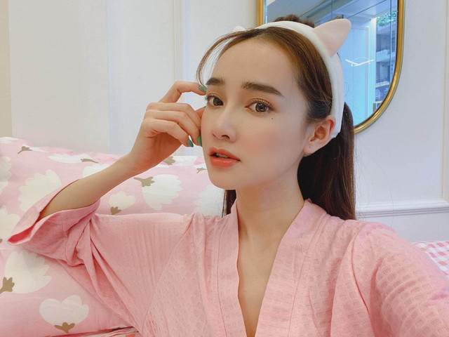 Sao Việt dưỡng môi mềm mịn giữa thời tiết hanh khô như nào? - Hình 3 Sao Viet duong moi mem min giua thoi tiet hanh kho nhu nao?-Hinh-3