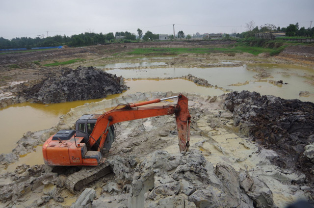 Trách nhiệm chính quyền ở đâu trong vụ khai thác đất trái phép ở Hưng Yên? Trach nhiem chinh quyen o dau trong vu khai thac dat trai phep o Hung Yen?