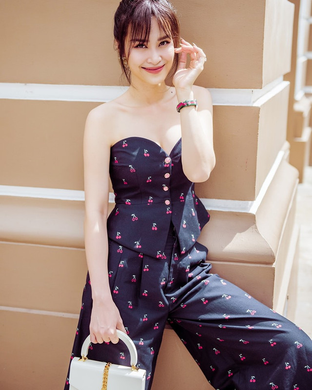 Đông Nhi 'lột xác' với cách ăn mặc sành điệu, gợi cảm hết phần thiên hạ Dong Nhi 'lot xac' voi cach an mac sanh dieu, goi cam het phan thien ha