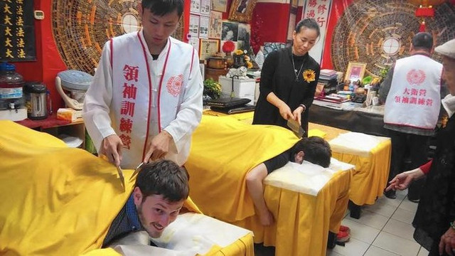 Những phương pháp massage 'độc' khiến du khách rùng mình - Hình 5 Nhung phuong phap massage 'doc' khien du khach rung minh-Hinh-5