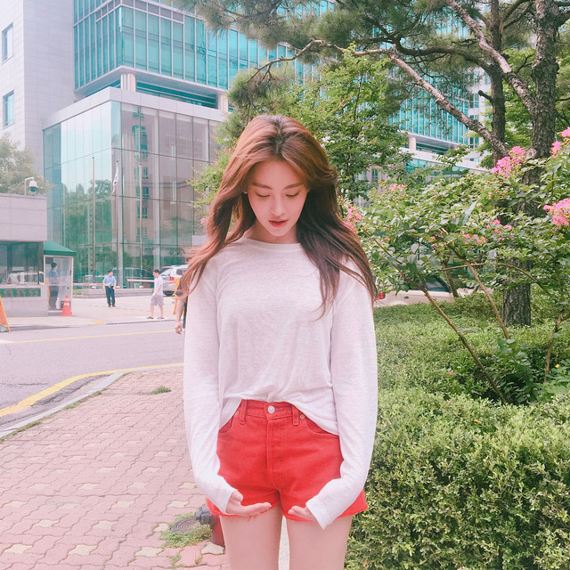 Con giáp thứ 13 bị nghi ngoại tình với Ahn Jae Hyun ăn mặc gợi cảm vô cùng - Hình 9 Con giap thu 13 bi nghi ngoai tinh voi Ahn Jae Hyun an mac goi cam vo cung-Hinh-9