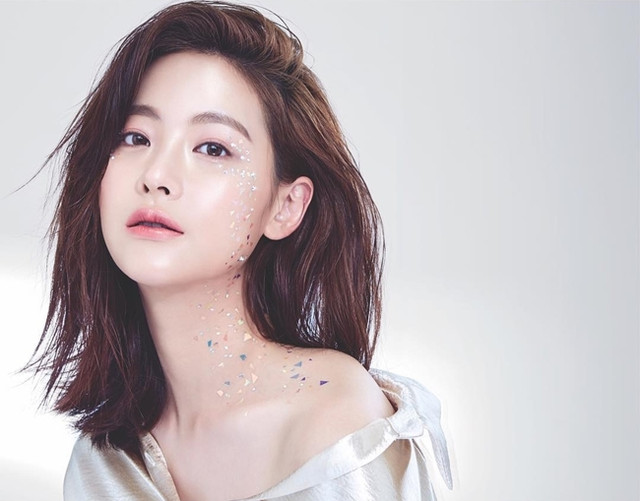 Con giáp thứ 13 bị nghi ngoại tình với Ahn Jae Hyun ăn mặc gợi cảm vô cùng - Hình 7 Con giap thu 13 bi nghi ngoai tinh voi Ahn Jae Hyun an mac goi cam vo cung-Hinh-7