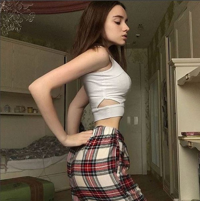 Cô gái sở hữu vòng eo siêu nhỏ lộ đường cong nóng bỏng - Hình 6 Co gai so huu vong eo sieu nho lo duong cong nong bong-Hinh-6