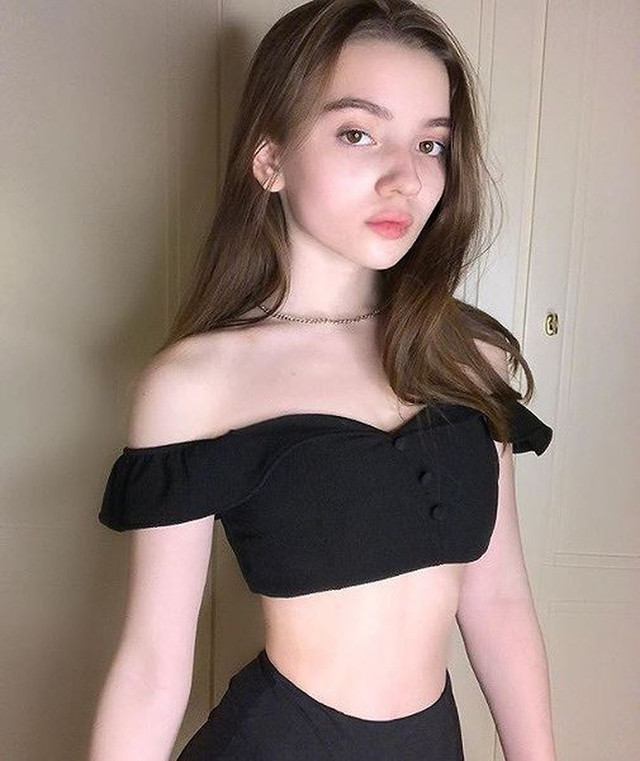 Cô gái sở hữu vòng eo siêu nhỏ lộ đường cong nóng bỏng - Hình 7 Co gai so huu vong eo sieu nho lo duong cong nong bong-Hinh-7