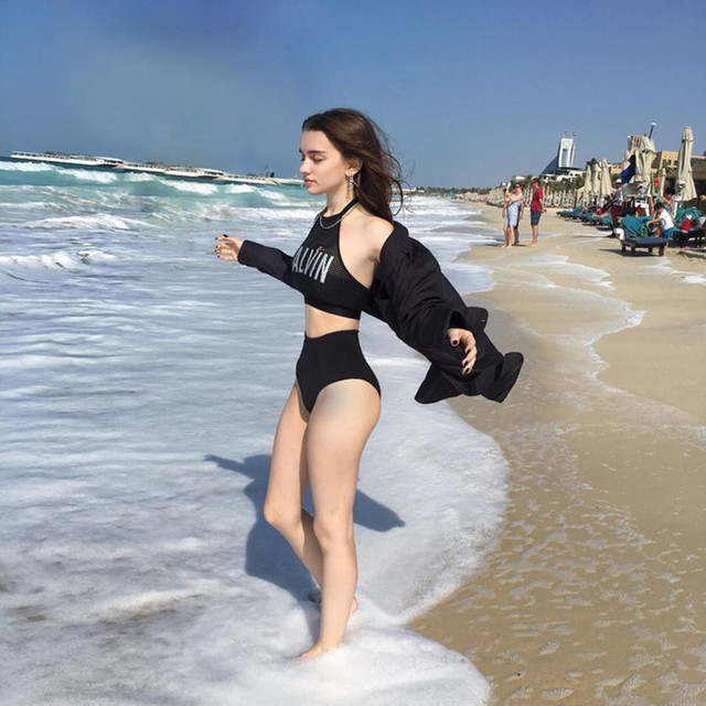 Cô gái sở hữu vòng eo siêu nhỏ lộ đường cong nóng bỏng - Hình 3 Co gai so huu vong eo sieu nho lo duong cong nong bong-Hinh-3