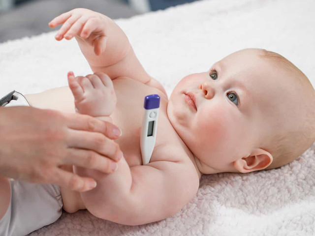 Cách xử trí khi bé sốt cao không hạ Cach xu tri khi be sot cao khong ha